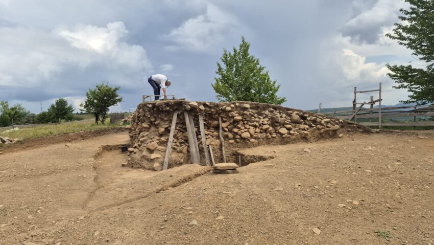 Descoperire arheologică unică în Vrancea și România: Un tumul vechi de 3.500 de ani va fi integrat în circuitul turistic al județului