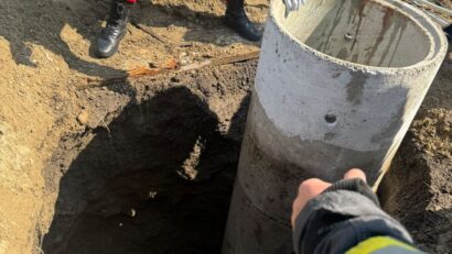 (AUDIO/ VIDEO) Vrancea: Intervenţie a pompierilor pentru salvarea unei fetiţe de opt ani, căzută pe lângă tuburile unei fântâni