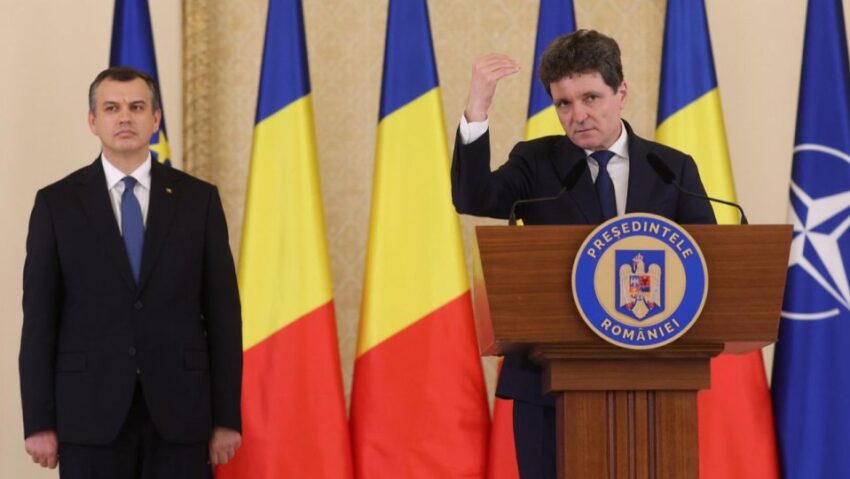 Presedintele Nicusor Dan (dr.) sustine o declaratie de presa, la Palatul Cotroceni. Seful statului l-a desemnat pe europarlamentarul Eugen Tomac (stg.) pentru functia de premier. Foto: Agerpres