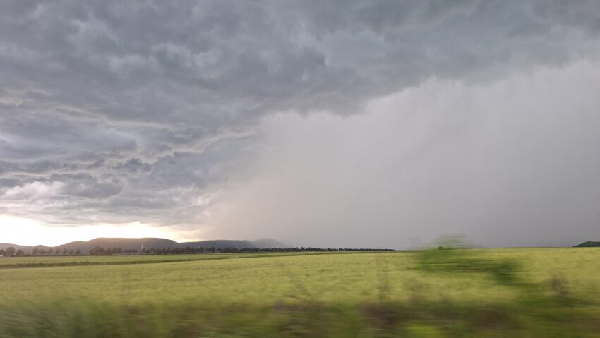 Meteo: Cod ROȘU de averse pentru județe din Moldova