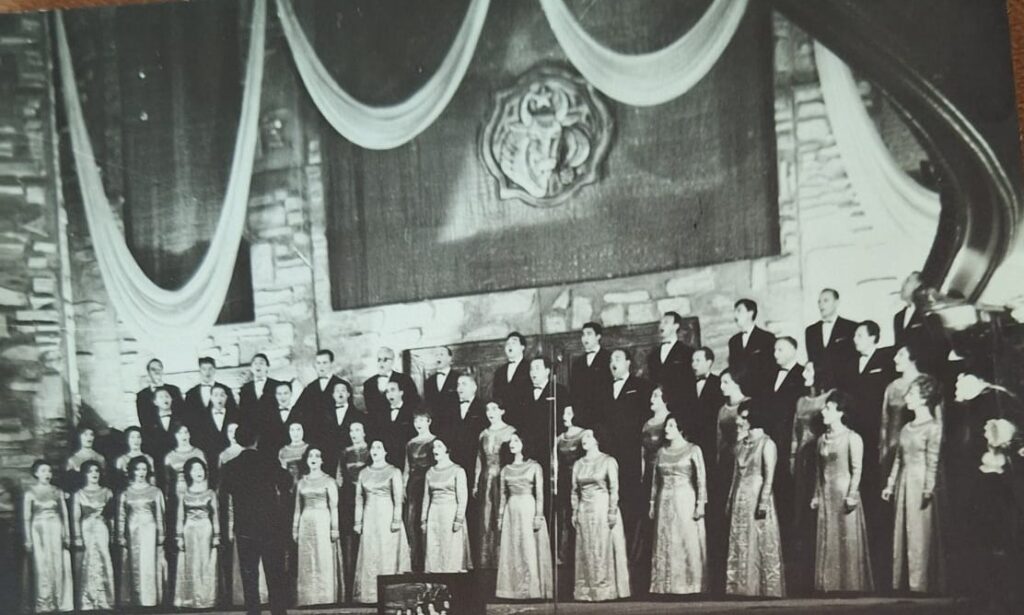 Camerata și dirijorul Ioan Pavalache la primul concurs televizat, care a însemnat și lansarea coralei. 1970