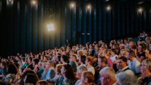 Conferințele SFR revin cu ediția a II-a: patru întâlniri despre film, jurnalism și dialog, construite în jurul terapiei