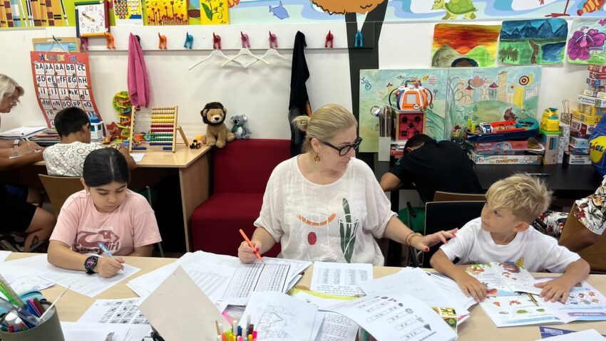 România are cea mai mare pondere din UE a necuprinderii în educația preșcolară Salvați Copiii România dă startul celei de-a 29-a ediții a Grădinițelor și școlilor de vară și duce Școala mobilă în comunitățile vulnerabile