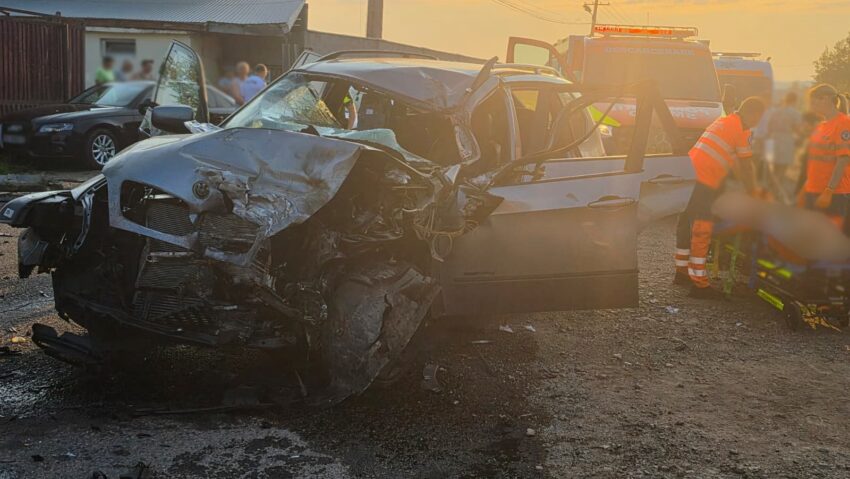 (FOTO) Suceava: Accident soldat cu un mort şi doi răniţi în localitatea Todireşti