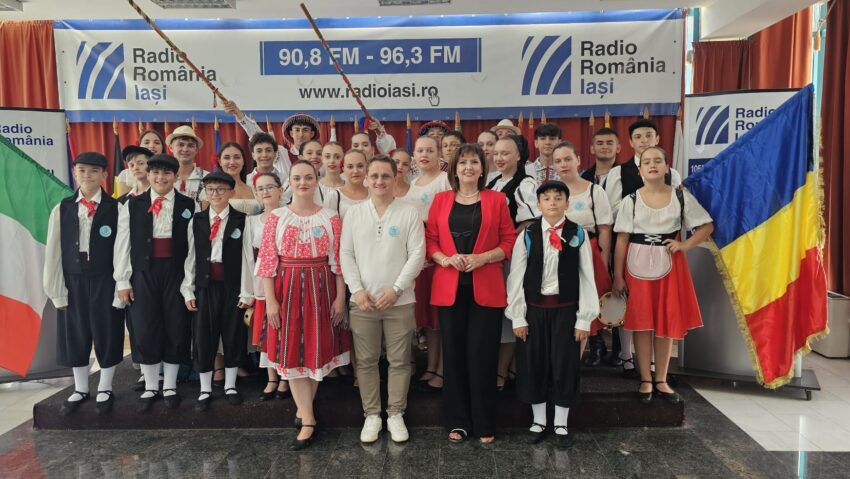 Copiii românilor din Torino, membri ai Ansamblului „Mugurel” – Școala „Grupul Vatra”, premiați la Festivalul „Cătălina” 2026 și oaspeți ai Radio Iași