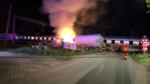 Trenul IR 1952 Suceava-Constanţa a intrat în coliziune cu un autocamion, între Săcueni Roman şi Galbeni; autocamionul a luat foc