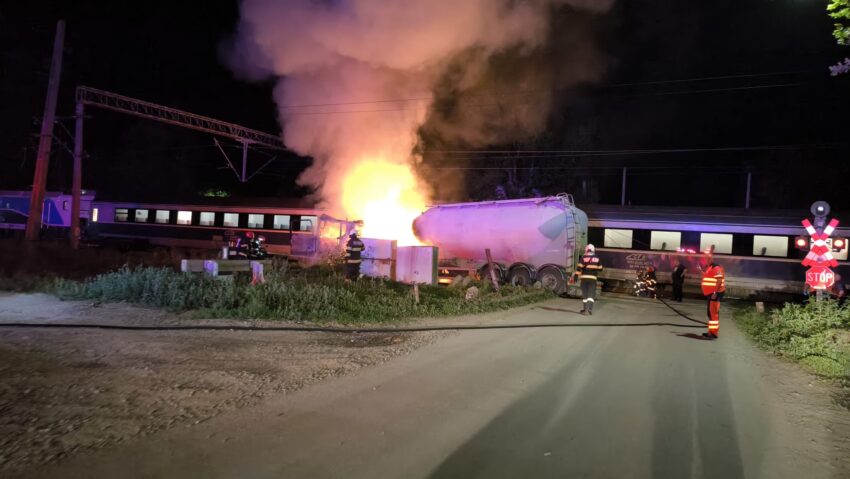 Trenul IR 1952 Suceava-Constanţa a intrat în coliziune cu un autocamion, între Săcueni Roman şi Galbeni; autocamionul a luat foc