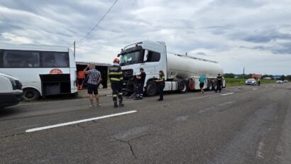 Neamţ: Coliziune între un microbuz, o autocisternă şi un camion pe DN 15