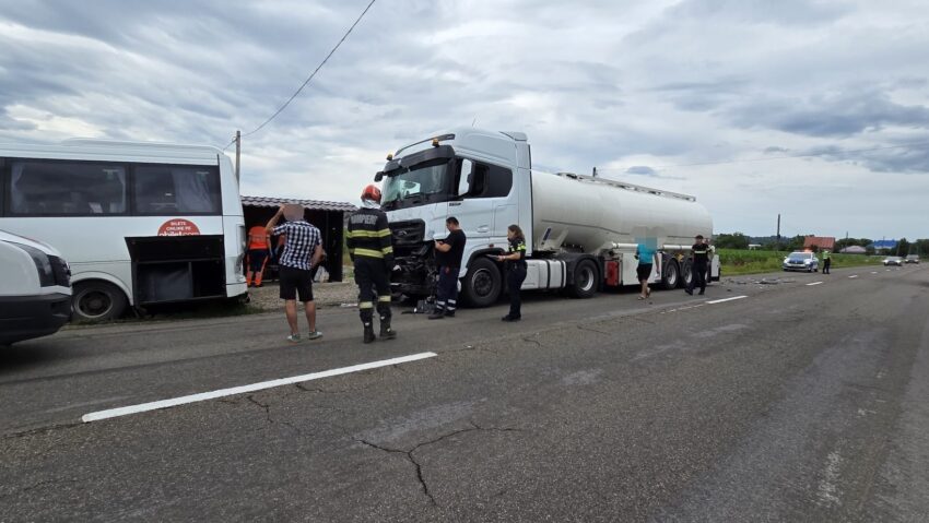 Neamţ: Coliziune între un microbuz, o autocisternă şi un camion pe DN 15