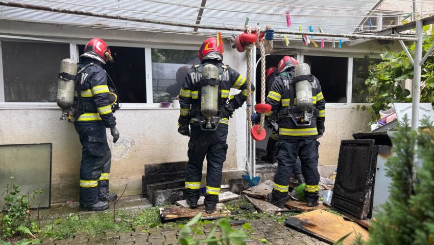 Incendiu într-un bloc din municipiul Botoșani; o adolescentă a reușit să se autoevacueze din apartament