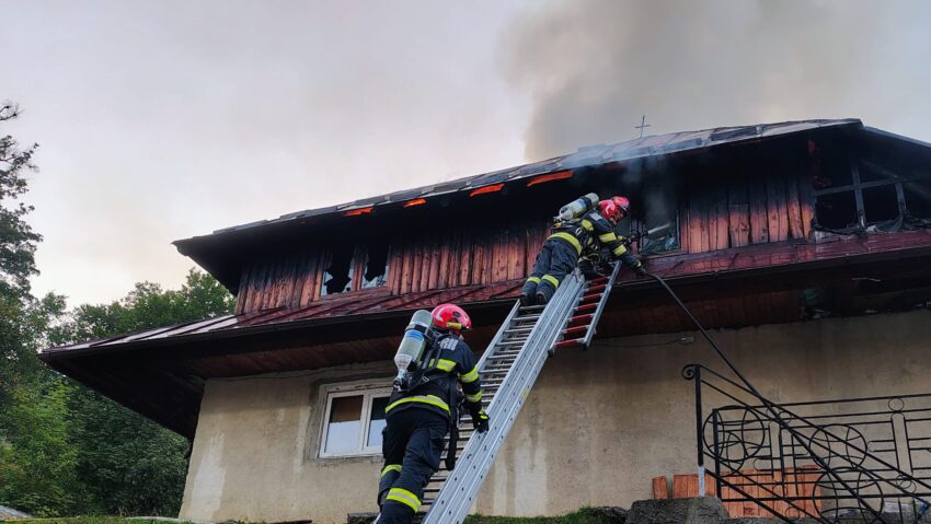 Neamţ: Incendiul de la Mănăstirea Bisericani a izbucnit de la o ţigară; un om a murit, iar altul a fost rănit
