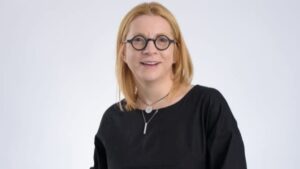 #StareaEducației (INTERVIU) Gabriela Bartic, director general BRIO: „Examenul de Evaluare Națională modelează gimnaziul, nu invers. Avem cultul acesta al notei 10. Nu știm decât că 10 e succes școlar și apoi tot ce este sub 10 este eșec. Nota am folosit-o prea mult ca pe o sentință și prea puțin ca pe prilej de creștere.”