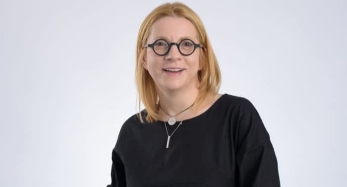 #StareaEducației (INTERVIU) Gabriela Bartic, director general BRIO: „Examenul de Evaluare Națională modelează gimnaziul, nu invers. Avem cultul acesta al notei 10. Nu știm decât că 10 e succes școlar și apoi tot ce este sub 10 este eșec. Nota am folosit-o prea mult ca pe o sentință și prea puțin ca pe prilej de creștere.”