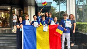 #StareaEducației (INTERVIU) România, pe primul loc la Olimpiada Europeană de Geografie. Doi elevi din Iași, printre medaliați. Alexandra Aramă, medalie de aur: „Profesorul îți poate arăta resursele și strategiile, dar până la urmă totul se rezumă la muncă individuală și pasiune.”/Prof. Cornelia Fiscutean:”Noi le construim rădăcini și le creștem anvergura aripilor.”