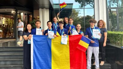 #StareaEducației (INTERVIU) România, pe primul loc la Olimpiada Europeană de Geografie. Doi elevi din Iași, printre medaliați. Alexandra Aramă, medalie de aur: „Profesorul îți poate arăta resursele și strategiile, dar până la urmă totul se rezumă la muncă individuală și pasiune.”/Prof. Cornelia Fiscutean:”Noi le construim rădăcini și le creștem anvergura aripilor.”