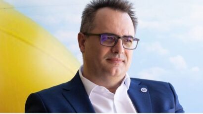 #StareaEducației (INTERVIU) Bogdan Cristescu, directorul Centrului Național pentru Curriculum și Evaluare: „Standardele naționale de evaluare îi vor spune elevului și părintelui ce știe copilul și cum poate merge mai departe. Vom începe cu adevărat să folosim evaluarea pentru învățare. Examenele cumva direcționează predarea, copiii nu învață decât ceea ce știu că se dă la examen.”