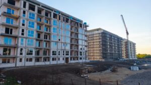 Blocajul ANCPI pune în pericol tranzacțiile imobiliare: semnal de alarmă de la dezvoltatorul băcăuan Laurențiu Ficău