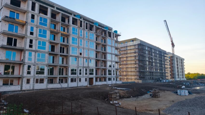 Blocajul ANCPI pune în pericol tranzacțiile imobiliare: semnal de alarmă de la dezvoltatorul băcăuan Laurențiu Ficău