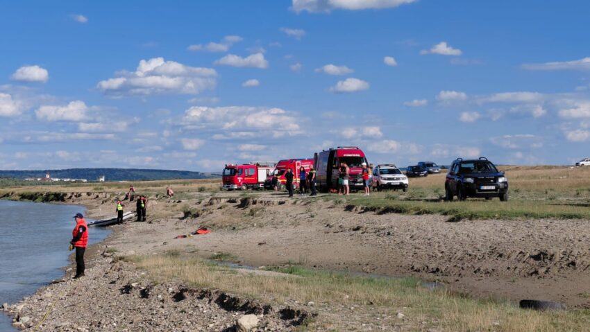 Neamţ: Doi fraţi, de 12 şi 15 ani, au murit în râul Moldova; o fetiţă de 6 ani a fost salvată