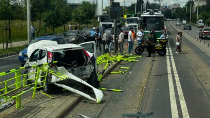 Accident în zona Gării Internaționale din Iași. Un autoturism s-a izbit violent de parapetul unei stații de tramvai