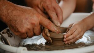 CUCUTENI – 5000: Glasul lutului și al meșterilor olari – temă a emisiunii TRADIȚII – de joi, 20 AUGUST 2026, ora 21:03 – 22 – cu Dumitru ȘERBAN