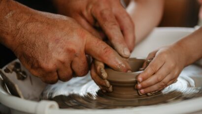CUCUTENI – 5000: Glasul lutului și al meșterilor olari – temă a emisiunii TRADIȚII – de joi, 20 AUGUST 2026, ora 21:03 – 22 – cu Dumitru ȘERBAN