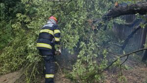 (AUDIO) Vântul puternic de aseară a produs deja pagube în mai multe judeţe