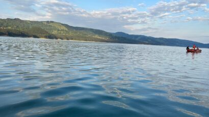 Trupul bărbatului dispărut în urmă cu aproximativ două luni în Lacul Izvorul Muntelui, găsit de pompieri.