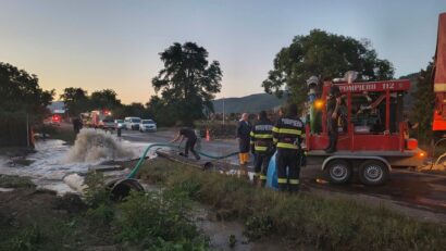 Bacău: Circulaţia rutieră pe DN 12A, în oraşul Dărmăneşti, închisă din cauza unei avarii la magistrala de apă