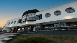 (AUDIO) Bibliotecarii de la Onești adună comunitatea în jurul bibliotecii. Ionuț Tenie, directorul Bibliotecii Municipale „Radu Rosetti”, în Bună Dimineața cu Adina Șuhan