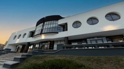 (AUDIO) Bibliotecarii de la Onești adună comunitatea în jurul bibliotecii. Ionuț Tenie, directorul Bibliotecii Municipale „Radu Rosetti”, în Bună Dimineața cu Adina Șuhan