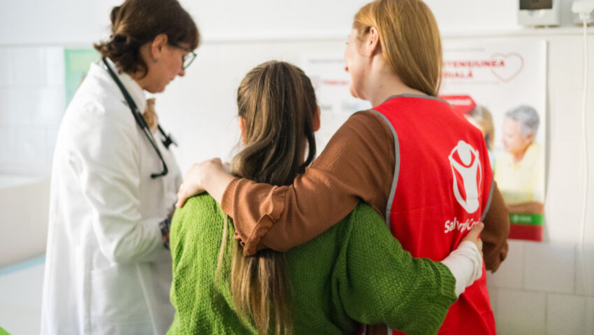 Adolescenții români au o prevalență ridicată a comportamentelor de risc: consum de alcool, expunerea la substanțe și jocurile de noroc – Salvați Copiii România lansează sesiuni de informare a părinților „Conectat cu adolescentul meu”