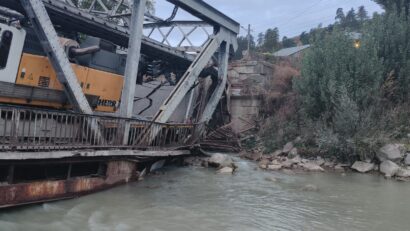 (AUDIO/FOTO) BACĂU: Pod deteriorat în satul Ciobănuș. Traficul se desfășoară pe rută ocolitoare