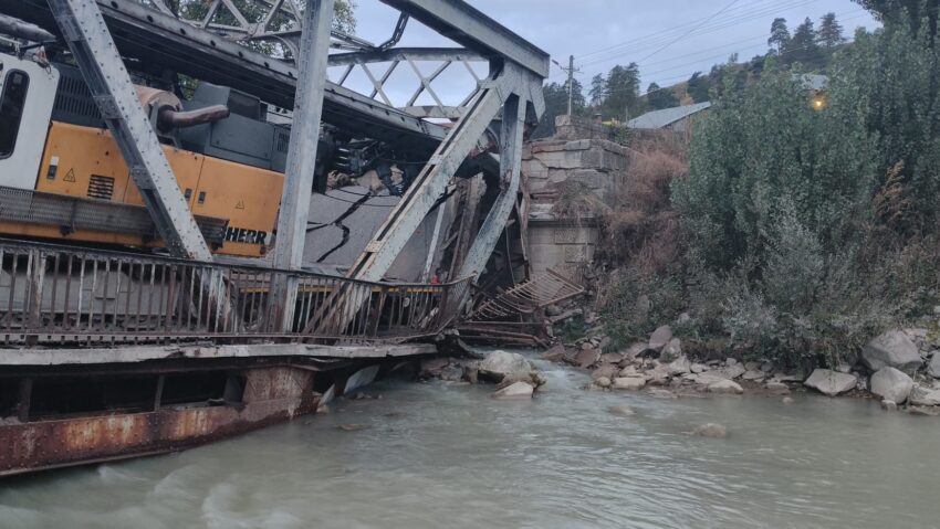 (FOTO) BACĂU: Pod deteriorat în satul Ciobănuș. Traficul se desfășoară pe rută ocolitoare