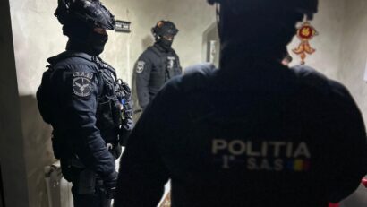 (FOTO) Percheziții la persoane bănuite de proxenetism, în municipiul Botoșani