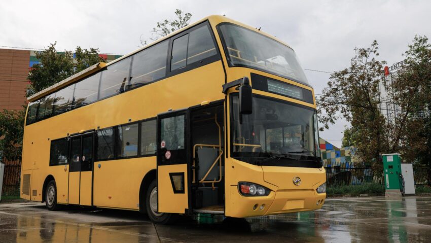 (AUDIO/FOTO) Iașiul își plimbă turiștii cu un autobuz etajat. Investiție de 150.000 de euro