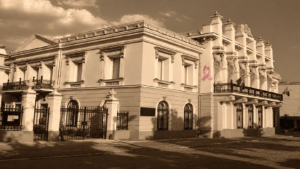 Muzeul Unirii din Iași se iluminează în roz, în semn de solidaritate cu lupta împotriva cancerului de sân