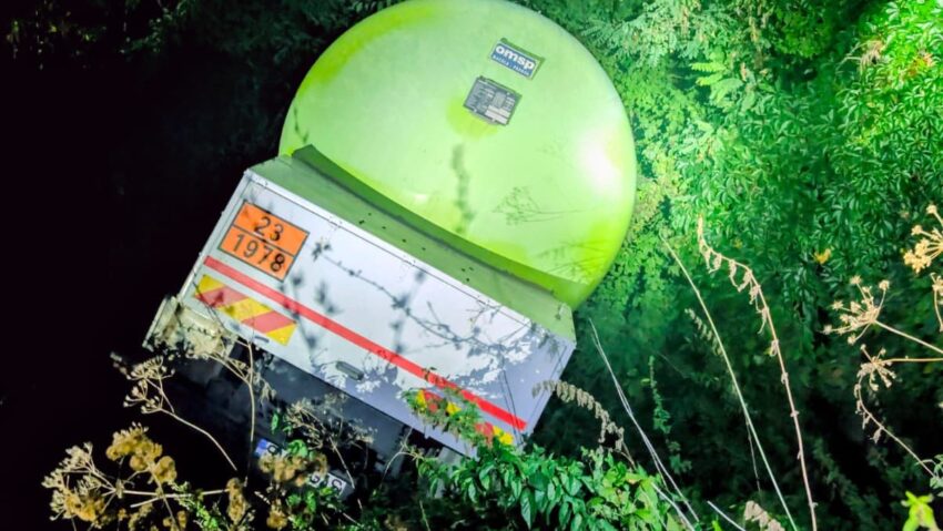 Neamț: Accident pe DN15C. O autocisternă încărcată cu propan a ieșit de pe carosabil