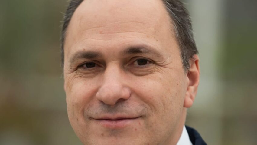 #StareaEducației (INTERVIU) Ce schimbări sunt pregătite după rezultatele testării PISA 2025. Mihai Dimian, ministrul interimar al Educației: Nu spun să extindem programa, ci să ne orientăm mai mult către probleme aplicate în viața reală. Avem de intervenit asupra acestei cunoașteri generale și a competențelor pe care le dezvoltăm și să utilizăm mai intens orele din cadrul programelor „Școala Altfel” și „Săptămâna verde” pentru activități aplicate