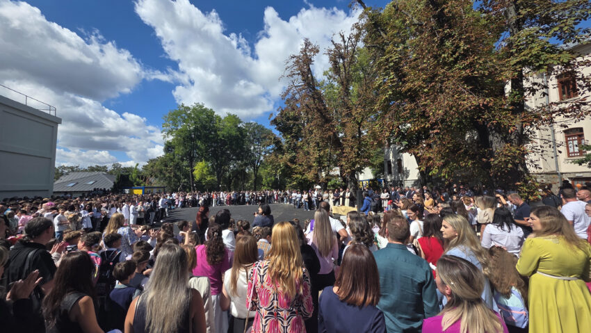 (AUDIO) Iași: Debut de an scolar atipic la Colegiul ”Mihai Eminescu”. Elevii încep cursurile cu programul ”Școala Altfel”