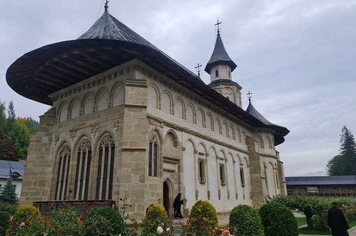 Suceava: Se împlinesc 557 de ani de la sfinţirea Mănăstirii Putna