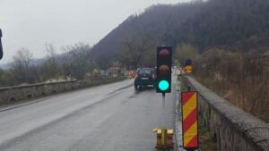Circulație semaforizată pe un singur sens, începând de astăzi, pe Podul de la Pângărați, DN 15