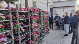 (AUDIO/FOTO/VIDEO) O explozie de culoare la Mitropolie: baldachinul Sfintei Cuvioase Parascheva, împodobit cu flori de toamnă