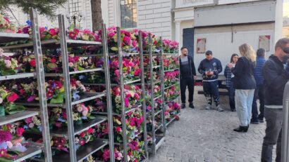 (AUDIO/FOTO/VIDEO) O explozie de culoare la Mitropolie: baldachinul Sfintei Cuvioase Parascheva, împodobit cu flori de toamnă