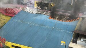 Iaşi: Incendiu la acoperişul unei pizzerii din campusul studenţesc Tudor Vladimirescu