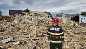 (FOTO) O explozie a distrus o locuință din Vrancea și a afectat alte zece gospodării