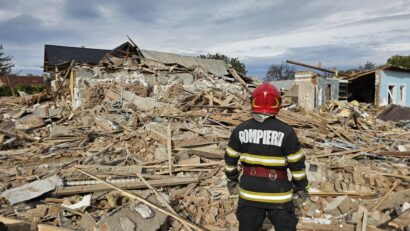 (FOTO) O explozie a distrus o locuință din Vrancea și a afectat alte zece gospodării