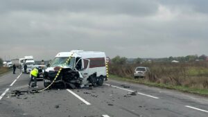 (FOTO) Accident rutier în Podu Iloaiei: patru vehicule implicate și două persoane transportate la spital