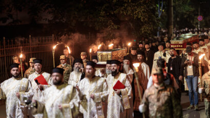 (AUDIO/FOTO) Peste 30 de mii de credincioşi au participat aseară la tradiționala procesiune „Calea Sfinţilor”.