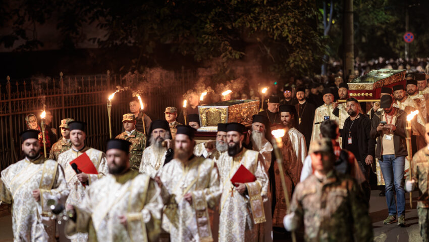 (AUDIO/FOTO) Peste 30 de mii de credincioşi au participat aseară la tradiționala procesiune „Calea Sfinţilor”.
